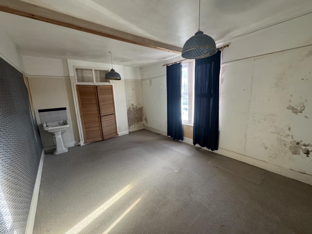 Lot: 165 - DETACHED HOUSE FOR IMPROVEMENT - Bedroom one
